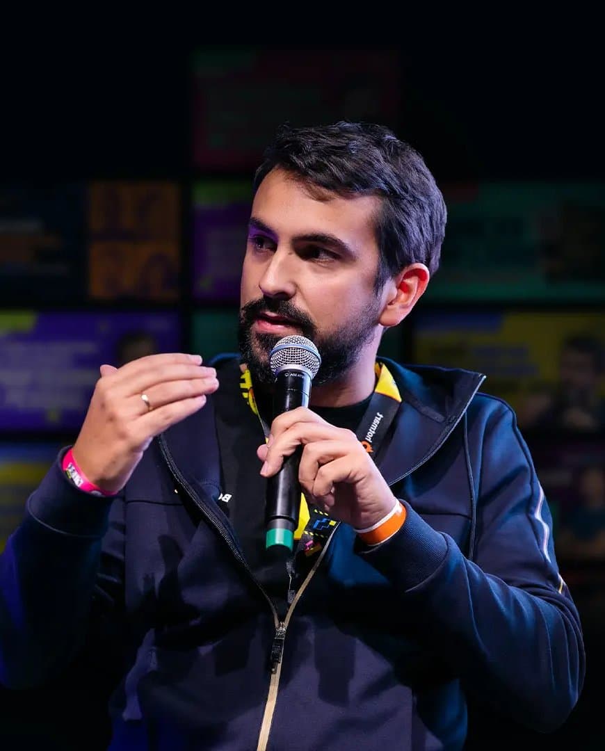 Roberto Cortez em palco, de microfone na mão